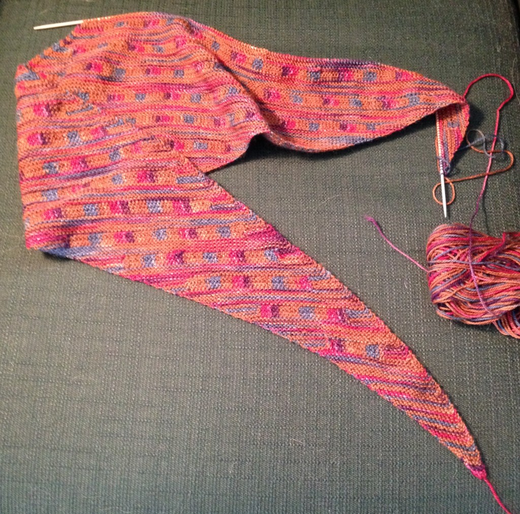 Strandwanderer - a variegated yarn shawl